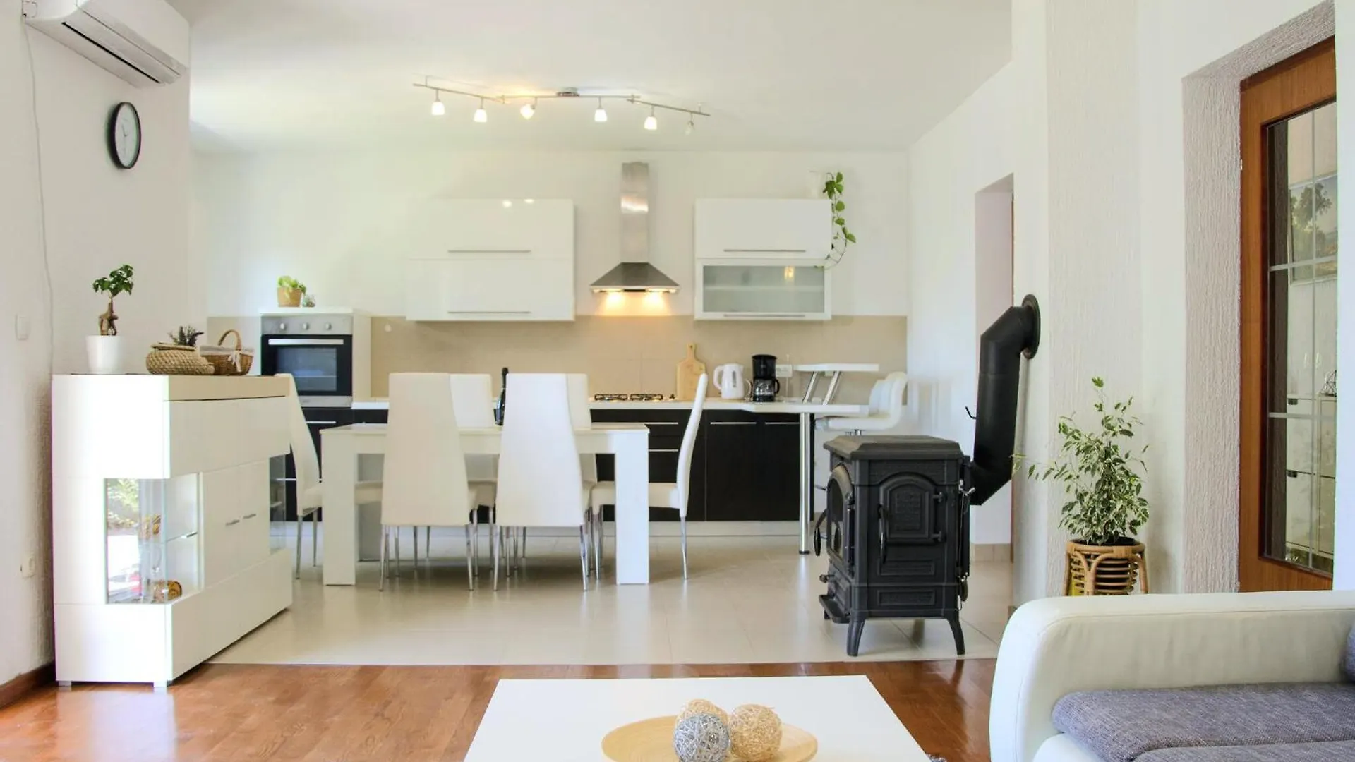Cozy Apartment In Smrika With Kitchen Croatia