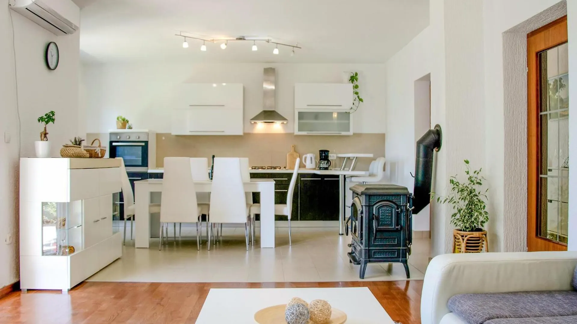 Cozy Apartment In Smrika With Kitchen