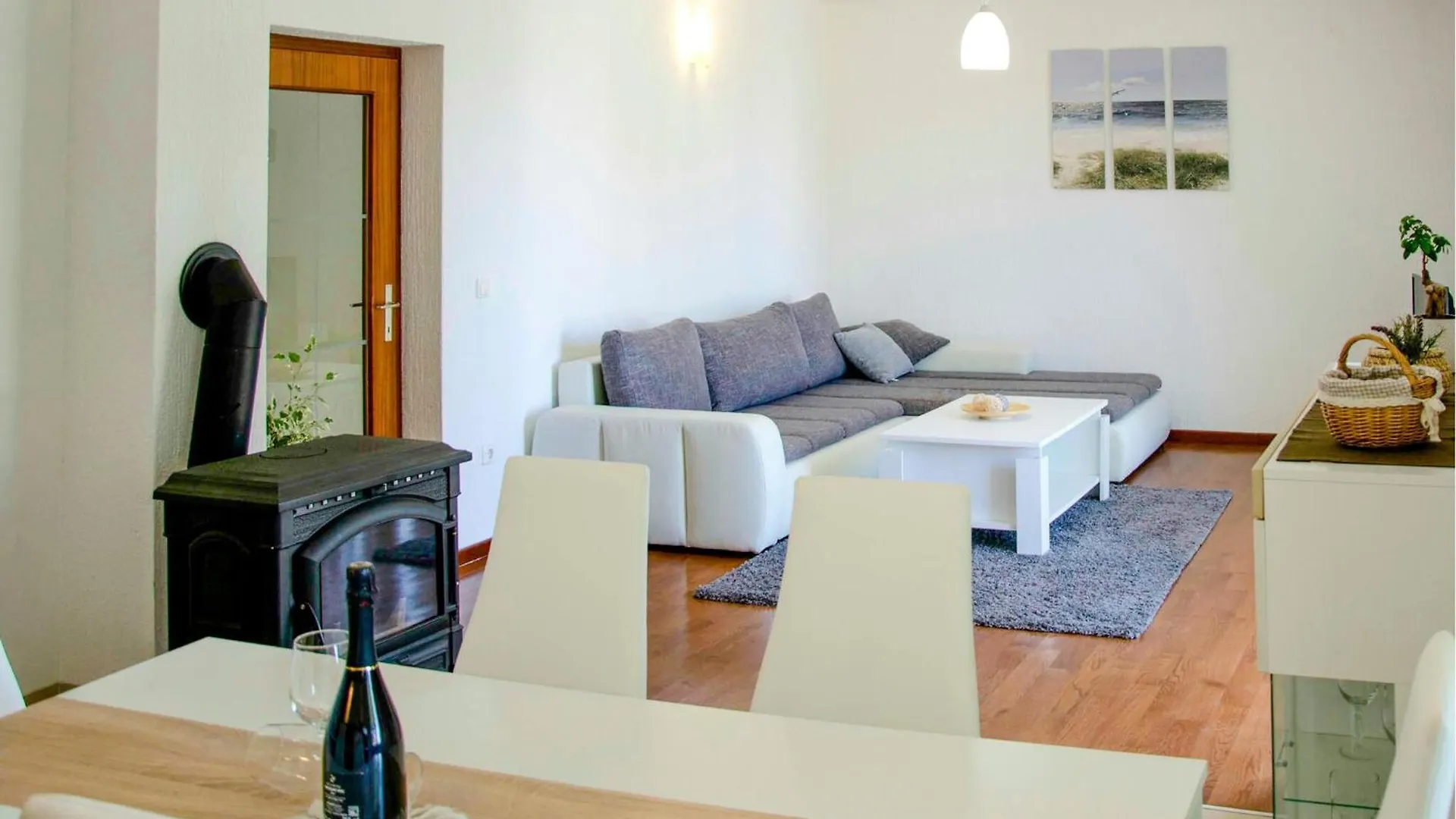 Cozy Apartment In Smrika With Kitchen